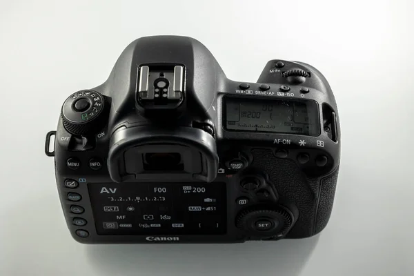 Frankfurt, Almanya - 21 Mart 2021: Bir Alman fotoğrafçı Canon EOS 5D Mark IV kamera gövdesinin fotoğraflarını çekiyor. eBay 'de satabilmek için düğmeler ve bağlantılar.