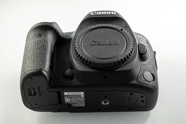 Frankfurt, Almanya - 21 Mart 2021: Bir Alman fotoğrafçı Canon EOS 5D Mark IV kamera gövdesinin fotoğraflarını çekiyor. eBay 'de satabilmek için düğmeler ve bağlantılar.