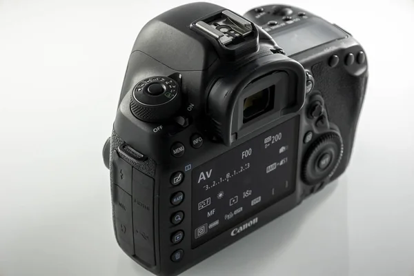 Frankfurt, Almanya - 21 Mart 2021: Bir Alman fotoğrafçı Canon EOS 5D Mark IV kamera gövdesinin fotoğraflarını çekiyor. eBay 'de satabilmek için düğmeler ve bağlantılar.