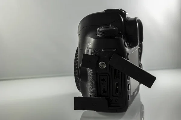 Frankfurt, Almanya - 21 Mart 2021: Bir Alman fotoğrafçı Canon EOS 5D Mark IV kamera gövdesinin fotoğraflarını çekiyor. eBay 'de satabilmek için düğmeler ve bağlantılar.