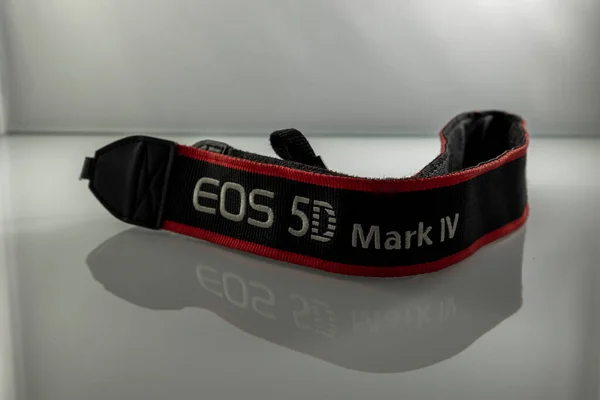 Frankfurt, Almanya - 21 Mart 2021: Bir Alman fotoğrafçı Canon EOS 5D Mark IV kamera gövdesinin fotoğraflarını çekiyor. eBay 'de satabilmek için düğmeler ve bağlantılar.