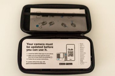 Frankfurt, Almanya - 20 Eylül 2021: Alman bir fotoğrafçı GoPro Hero 10 aksiyon kamerasını satın aldı, ek ekipmanlarla paketi açtı.