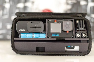 Frankfurt, Almanya - 20 Eylül 2021: Alman bir fotoğrafçı GoPro Hero 10 aksiyon kamerasını satın aldı, ek ekipmanlarla paketi açtı.