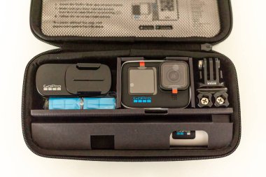 Frankfurt, Almanya - 20 Eylül 2021: Alman bir fotoğrafçı GoPro Hero 10 aksiyon kamerasını satın aldı, ek ekipmanlarla paketi açtı.