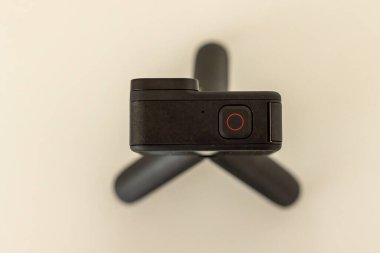 Frankfurt, Almanya - 20 Eylül 2021: Alman bir fotoğrafçı GoPro Hero 10 aksiyon kamerasını satın aldı, orijinal tripodda cesedin fotoğraflarını çekti.