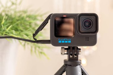 Frankfurt, Almanya - 20 Eylül 2021: Bir Alman fotoğrafçı GoPro Hero 10 aksiyon kamerasını satın aldı, bataryayı orijinal USB-C kablosuyla doldurdu.