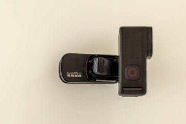 Frankfurt, Almanya - 20 Eylül 2021: Alman bir fotoğrafçı GoPro Hero 10 aksiyon kamerasını satın aldı, orijinal klipte monte edildi.