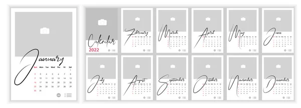 Wall Monthly Fotoğraf Takvimi 2022. İngilizce 2022 yılı için aylık dikey fotoğraf takvimi düzeni. Takvim, 12 aylık şablon. Hafta pazar günü başlıyor. Vektör illüstrasyonu