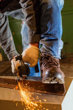 İşçi bir taşlama tezgahı çalışma