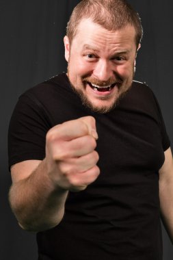 Agresif zorba bir yumruk ile tehdit ediyor.