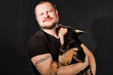 Köpek yavrusu olan bir adam portresi