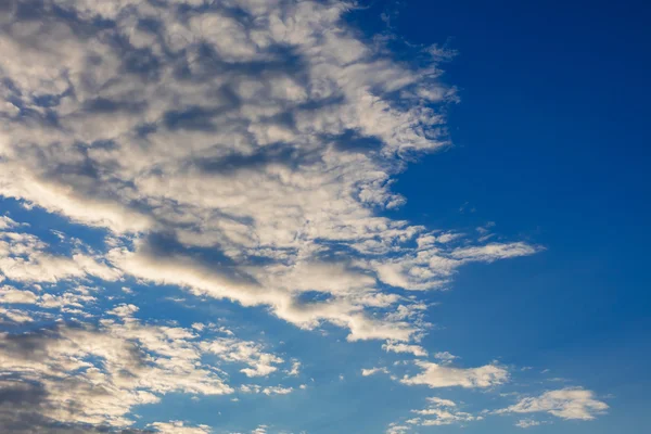 Λευκά σύννεφα και το φυσικό φόντο μπλε του ουρανού — Φωτογραφία Αρχείου