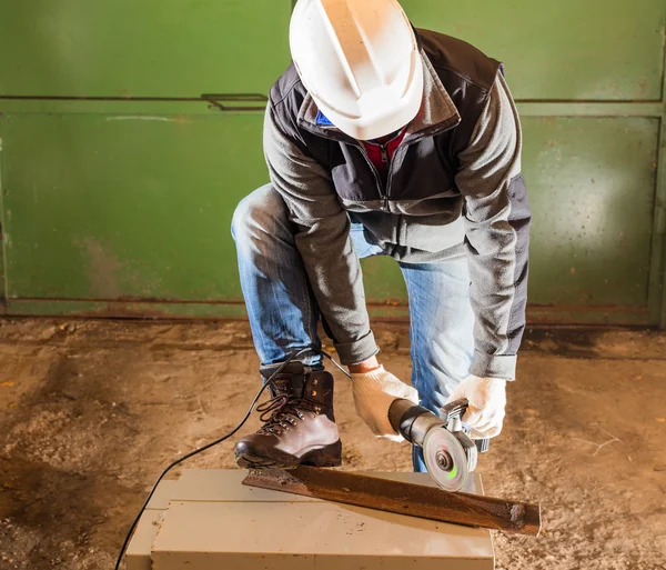 Arbeiter bei der Arbeit an einer Schleifmaschine — Stockfoto