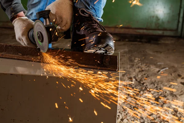 Arbeiter bei der Arbeit an einer Schleifmaschine — Stockfoto