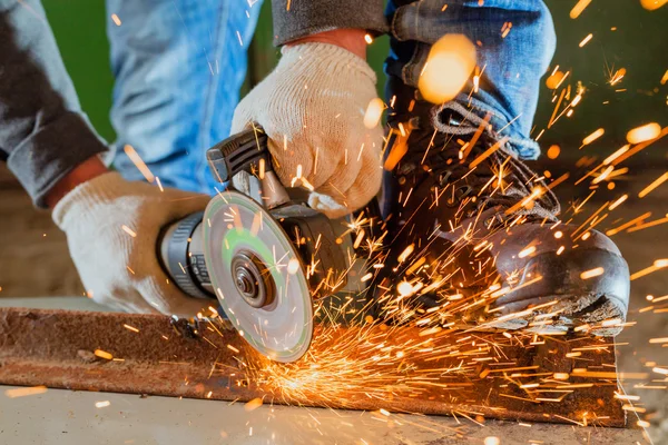 Trabajador que trabaja de una rectificadora — Foto de Stock