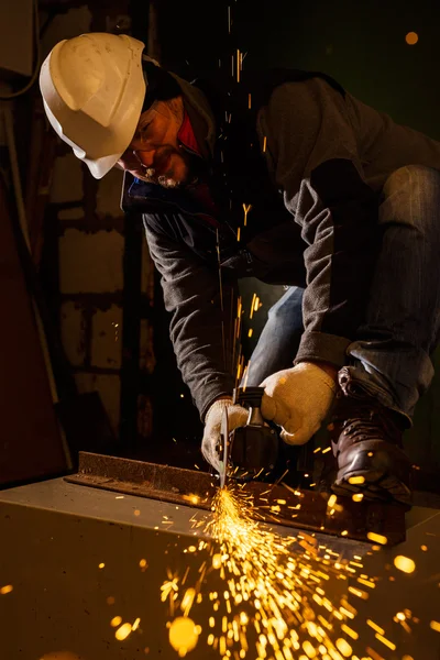 Arbeiter bei der Arbeit an einer Schleifmaschine — Stockfoto