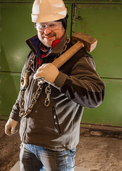 Harter Arbeiter mit Eisenkette und Vorschlaghammer — Stockfoto