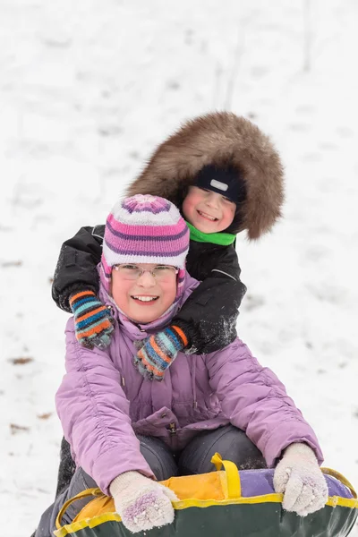 小男孩和女孩在冬天的衣服 — 图库照片