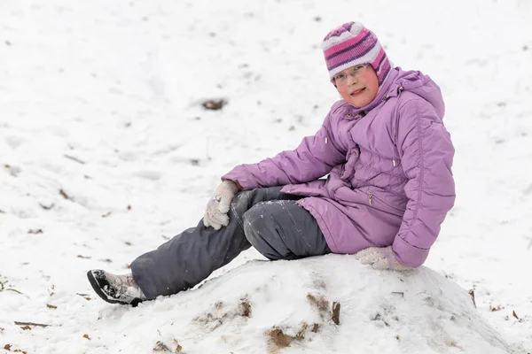 Kleines Mädchen in Winterkleidung — Stockfoto