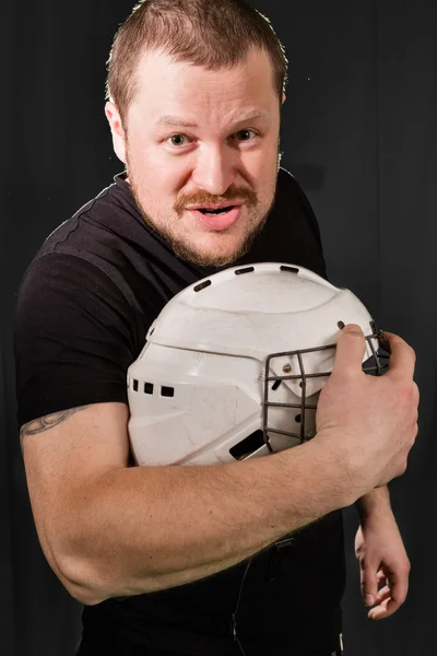 Retrato de um homem brutal com capacete esportivo — Fotografia de Stock