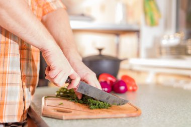 Yeşillik kesme eller mans