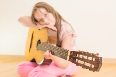 Rus yedi telli akustik gitar ile kız