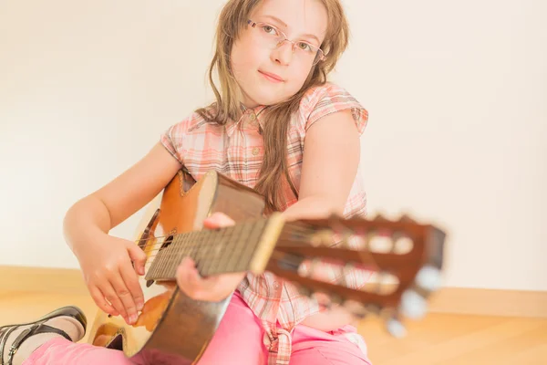 Meisje met Russische 7-snarige akoestische gitaar — Stockfoto