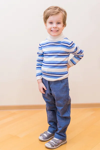 Mały chłopiec pozytywne trzymajac — Zdjęcie stockowe