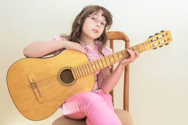 Jovem menina tocando guitarra acústica — Fotografia de Stock