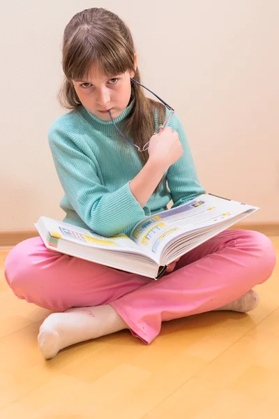 Jonge meisje leesboek — Stockfoto