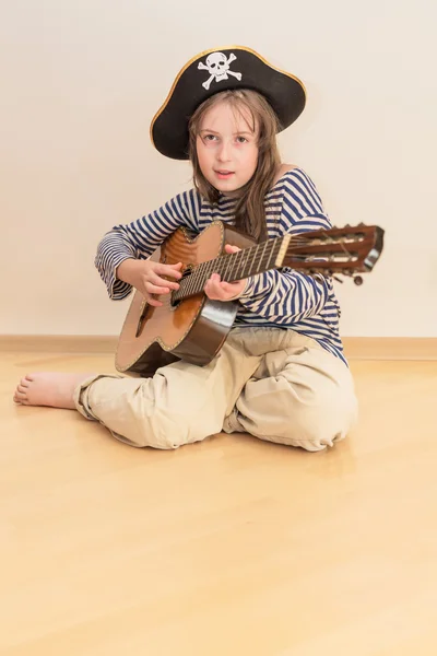 Menina pirata com guitarra — Fotografia de Stock