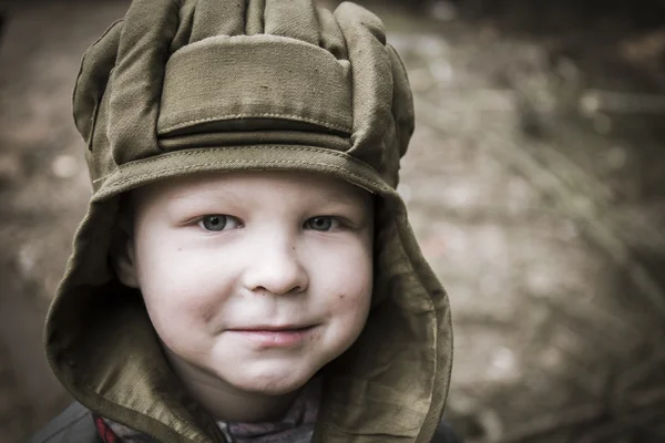 Niño en un casco de tanque —  Fotos de Stock