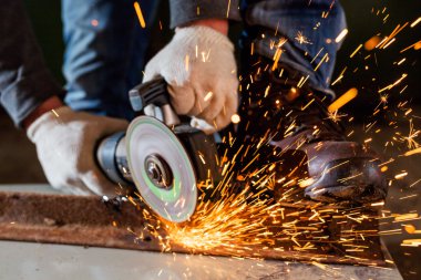 İşçi bir taşlama tezgahı çalışma