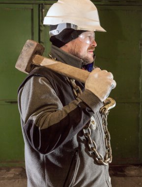 Sert işçi Demir zinciri ve balyoz ile