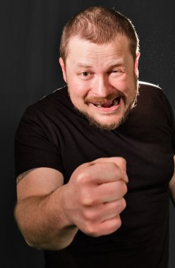 Agresif zorba bir yumruk ile tehdit ediyor.