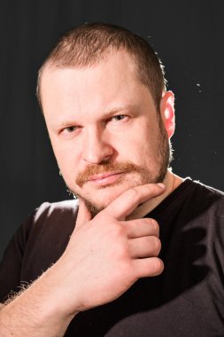 Orta yaşlı birdenbire sakal tek renkli portre