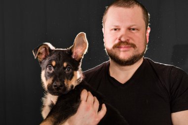 Köpek yavrusu olan bir adam portresi