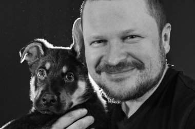 Köpek yavrusu olan bir adam portresi