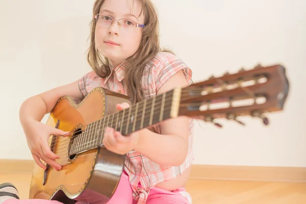 Menina com guitarra acústica russa de sete cordas — Fotografia de Stock