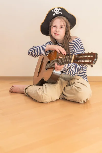 Menina pirata com guitarra — Fotografia de Stock