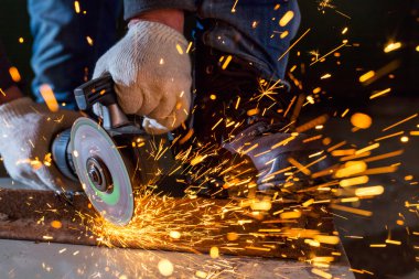 İşçi bir taşlama tezgahı çalışma