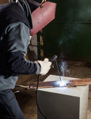 Kaynakçı Kaynak metal bir fabrikada çalışıyor