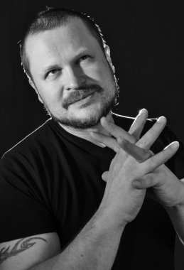 Orta yaşlı adam meditasyon