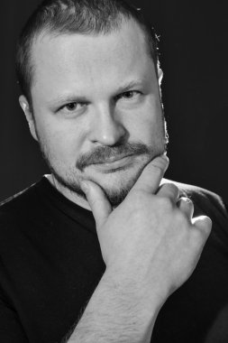 Orta yaşlı birdenbire sakal tek renkli portre