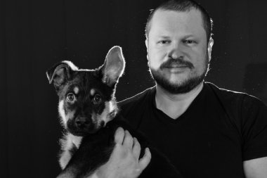 Köpek yavrusu olan bir adam portresi