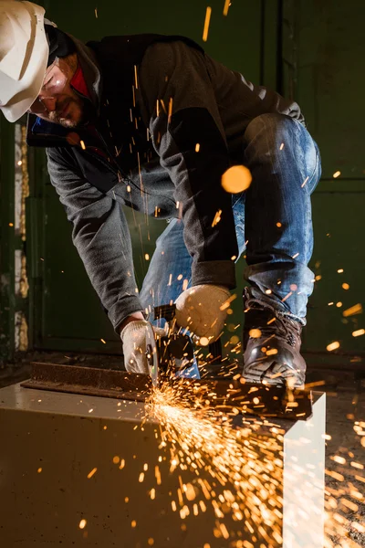 Arbeiter bei der Arbeit an einer Schleifmaschine — Stockfoto