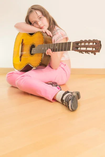 Menina com guitarra acústica russa de sete cordas — Fotografia de Stock