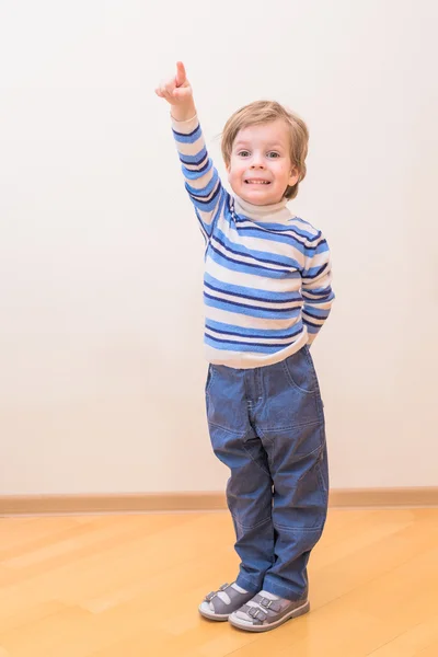 Маленький позитивний хлопчик стоїть — стокове фото