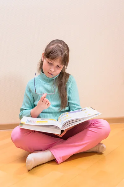 年轻的小女孩看书 — 图库照片