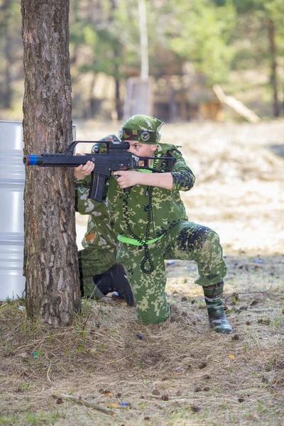 Chlapec se zbraní hrající laser tag — Stock fotografie